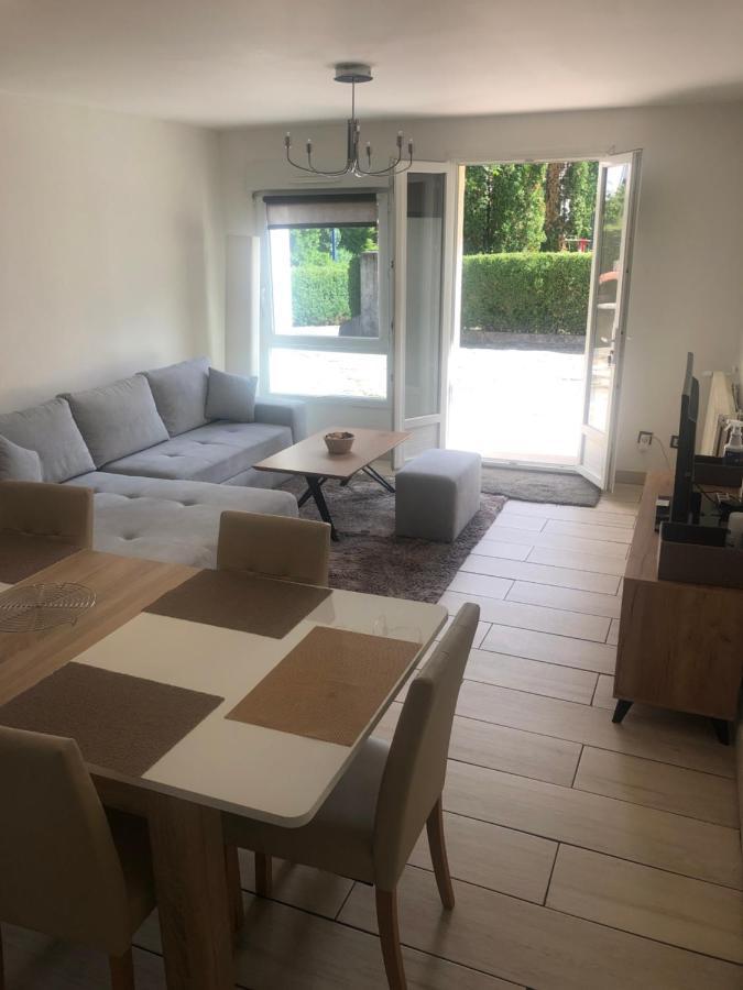 Logement Au Calme Dans Une Maison. Moirans-en-Montagne Εξωτερικό φωτογραφία